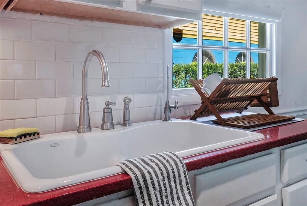 For Sale: $700,000 (1 beds, 1 baths, 750 Square Feet)