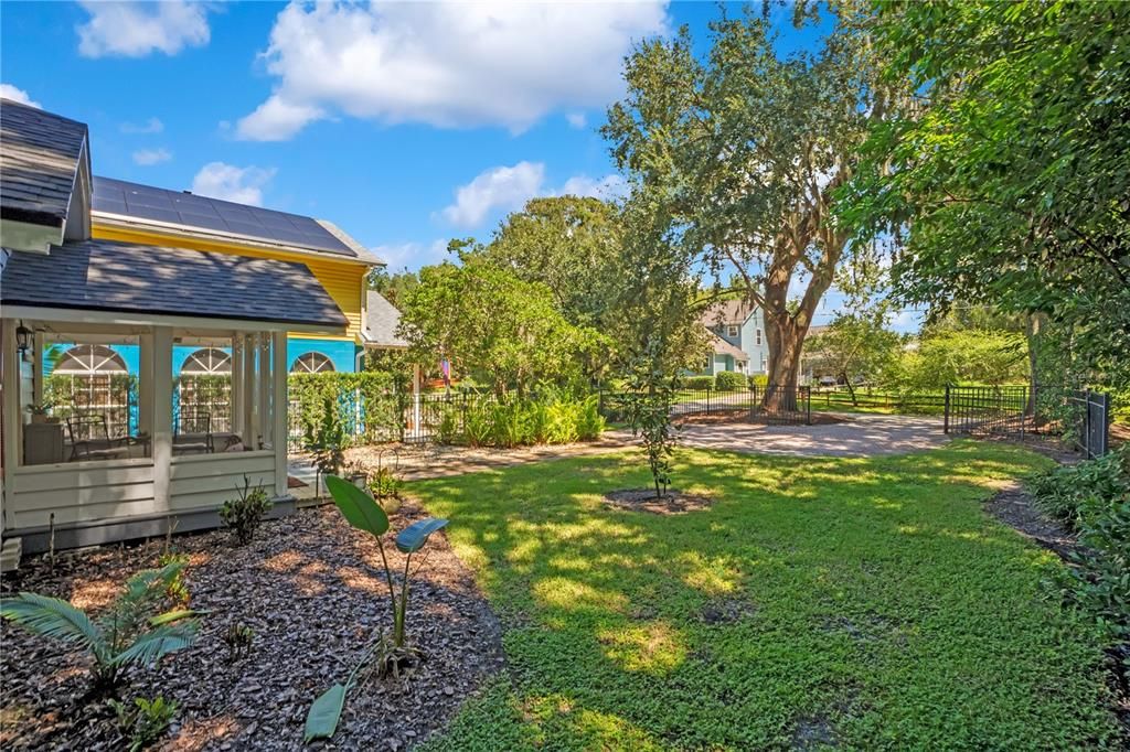 For Sale: $700,000 (1 beds, 1 baths, 750 Square Feet)