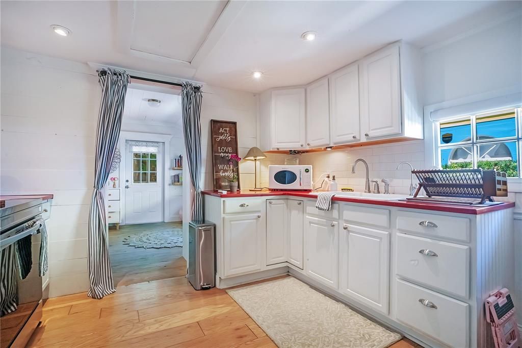 For Sale: $700,000 (1 beds, 1 baths, 750 Square Feet)