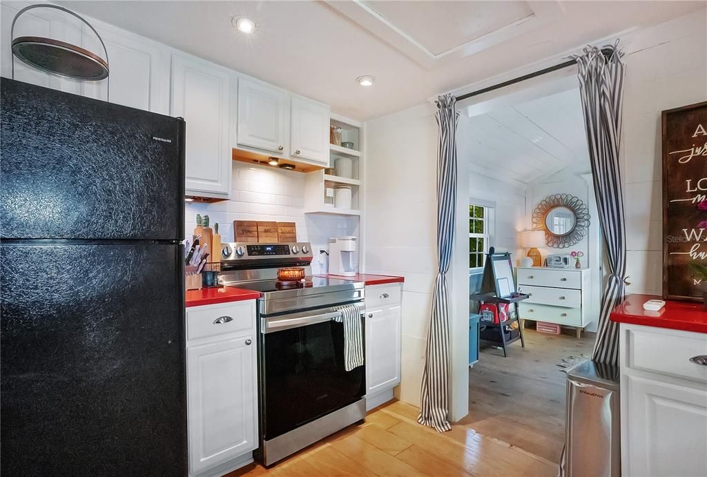 For Sale: $700,000 (1 beds, 1 baths, 750 Square Feet)