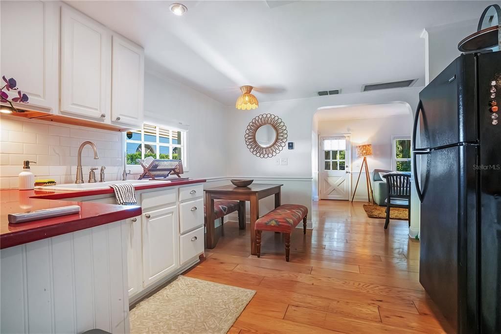 For Sale: $700,000 (1 beds, 1 baths, 750 Square Feet)
