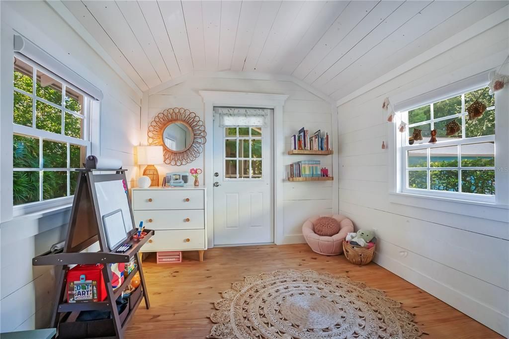 For Sale: $700,000 (1 beds, 1 baths, 750 Square Feet)