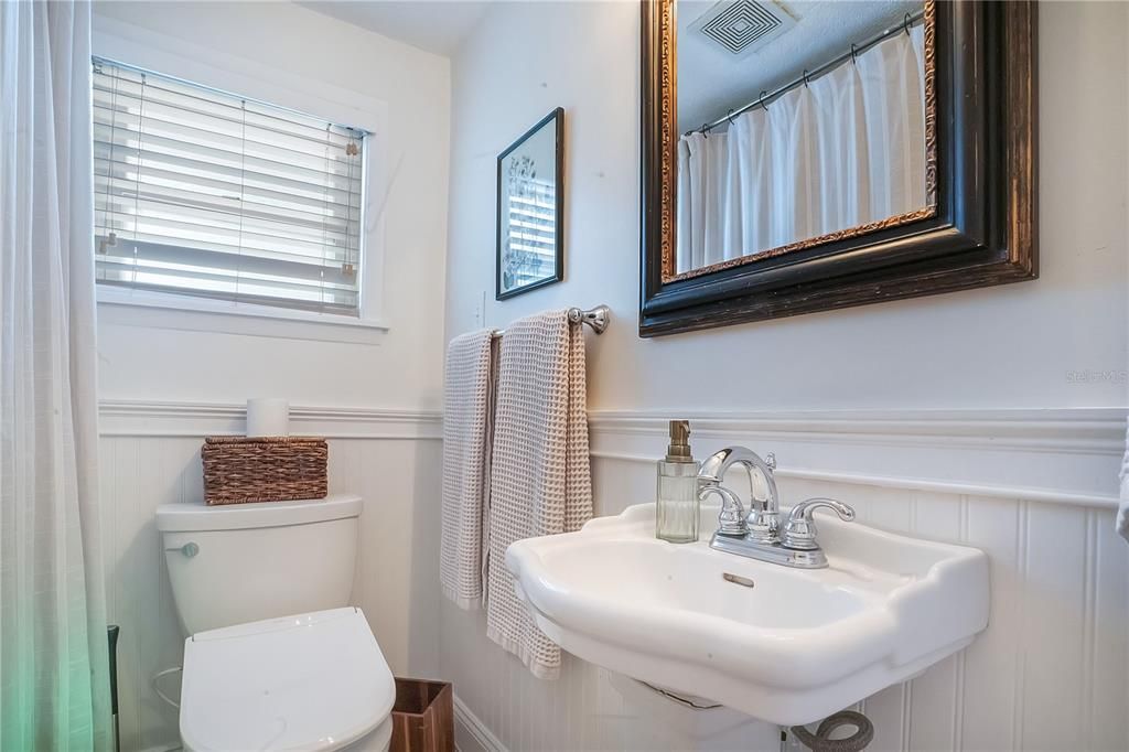 For Sale: $700,000 (1 beds, 1 baths, 750 Square Feet)