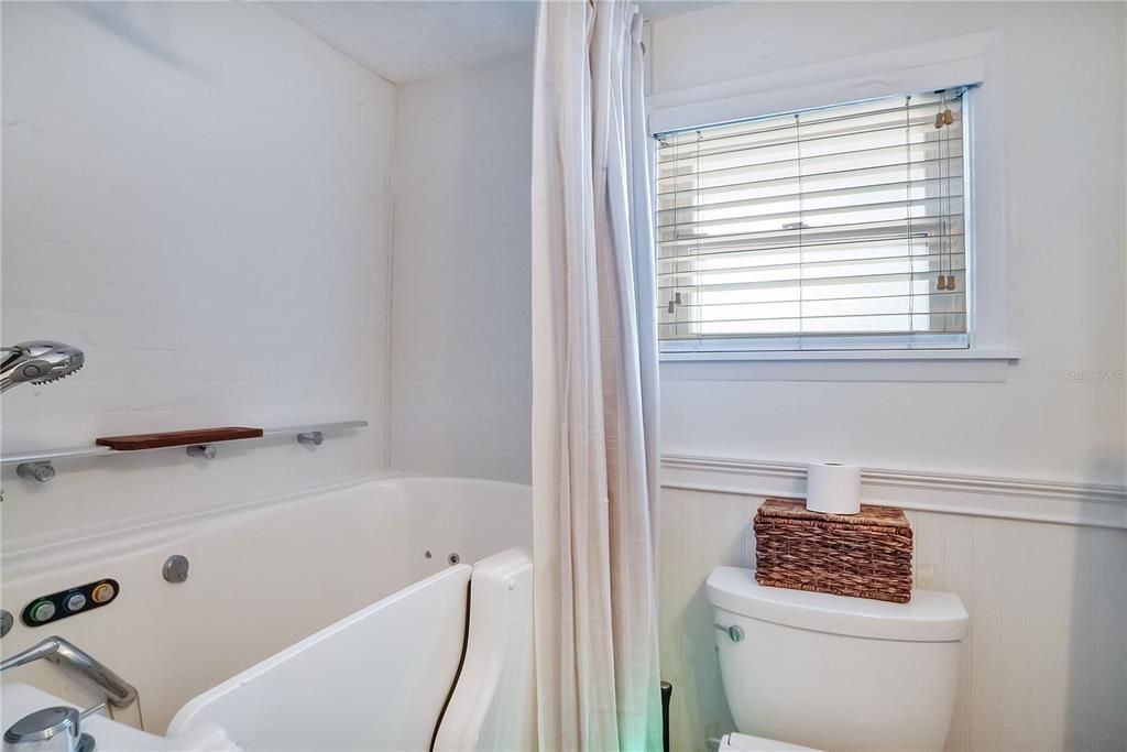 For Sale: $700,000 (1 beds, 1 baths, 750 Square Feet)