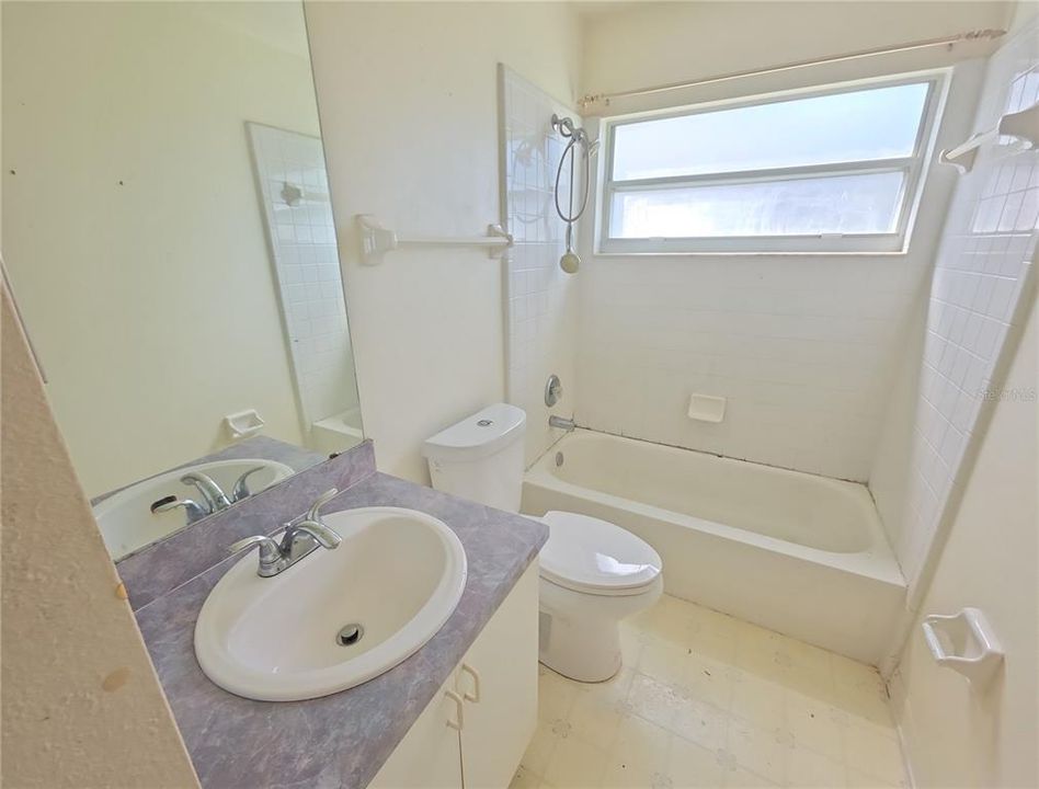 На продажу: $270,000 (4 спален, 2 ванн, 1287 Квадратных фут)