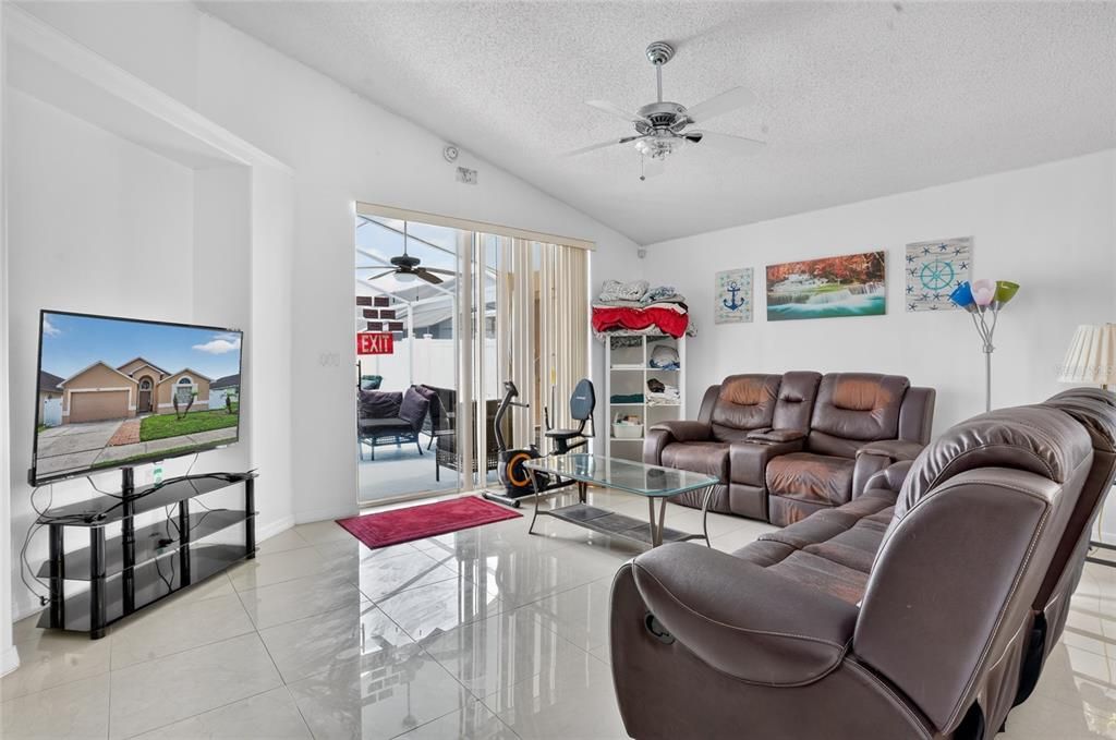 En Venta: $365,000 (4 camas, 2 baños, 1822 Pies cuadrados)