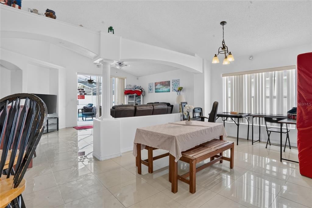 En Venta: $365,000 (4 camas, 2 baños, 1822 Pies cuadrados)