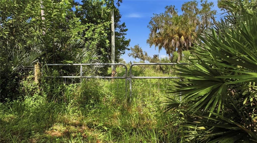 待售: $290,000 (0.90 acres)