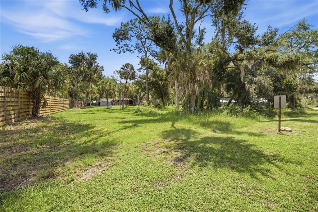 待售: $290,000 (0.90 acres)