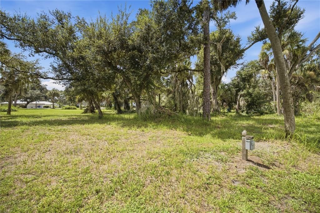 待售: $290,000 (0.90 acres)