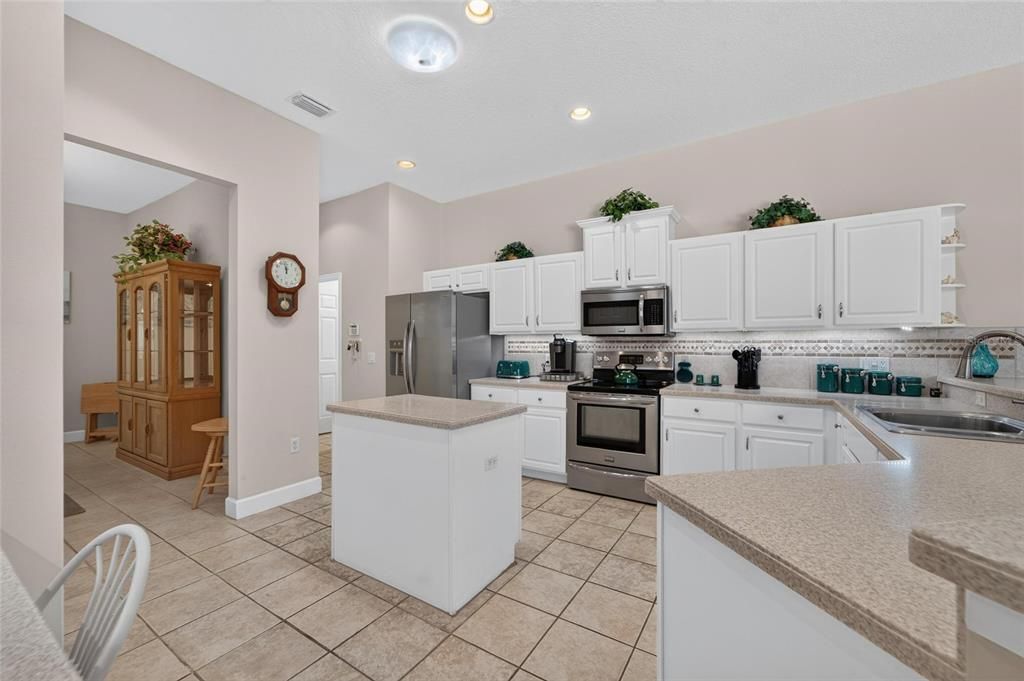 For Sale: $585,000 (4 beds, 3 baths, 2561 Square Feet)