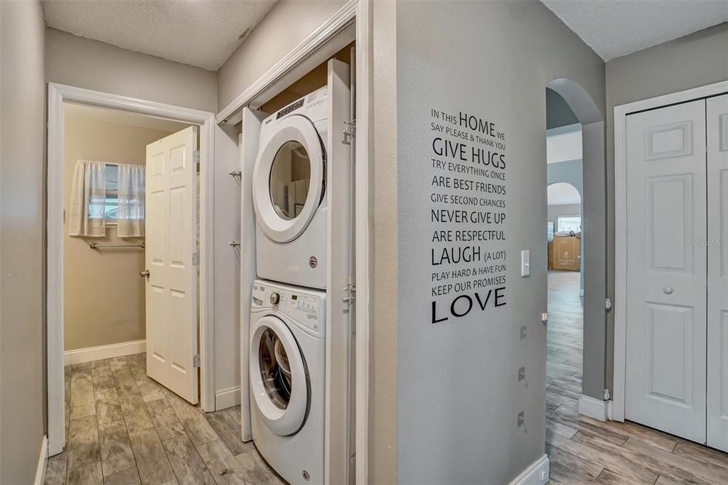 На продажу: $355,000 (4 спален, 2 ванн, 2098 Квадратных фут)