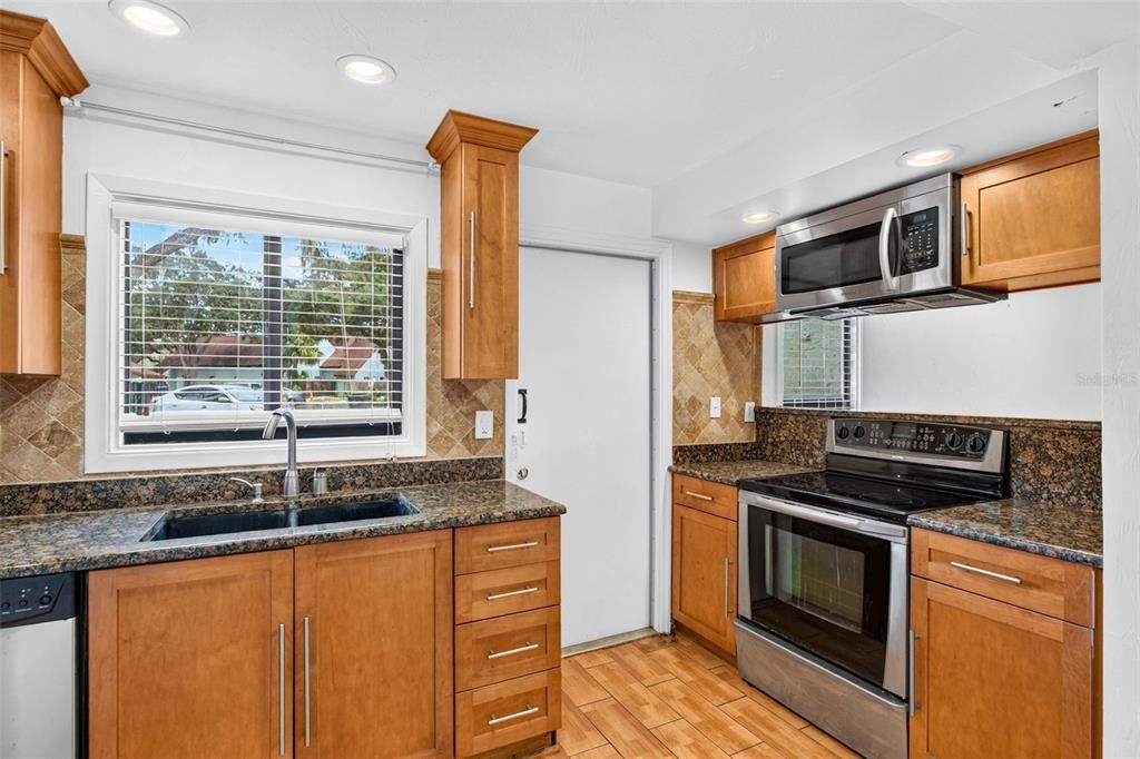 На продажу: $119,900 (2 спален, 1 ванн, 1012 Квадратных фут)