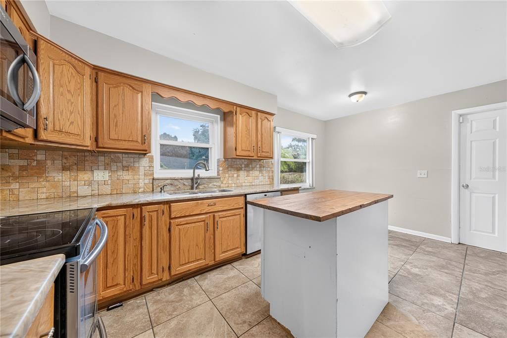 For Sale: $475,000 (3 beds, 2 baths, 1725 Square Feet)