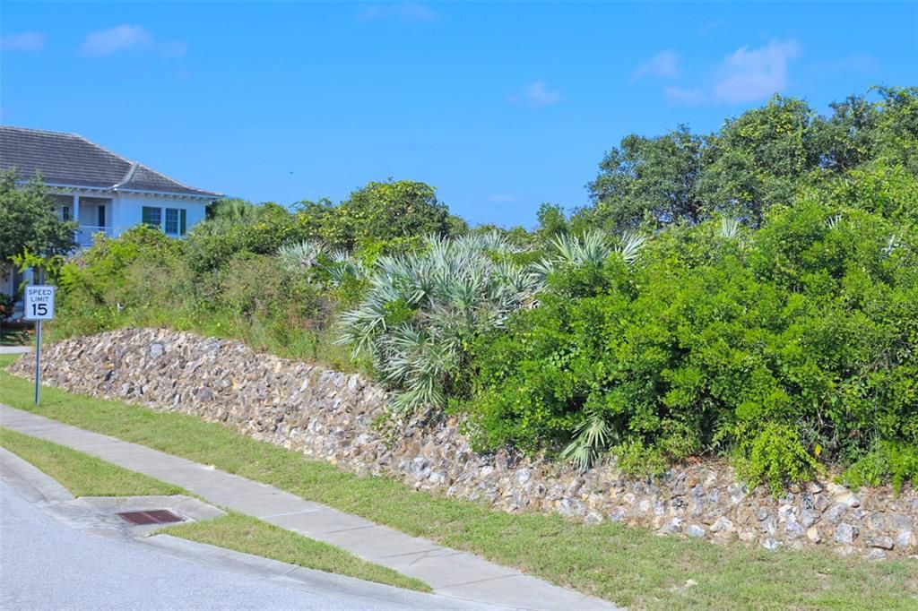 待售: $320,000 (0.24 acres)
