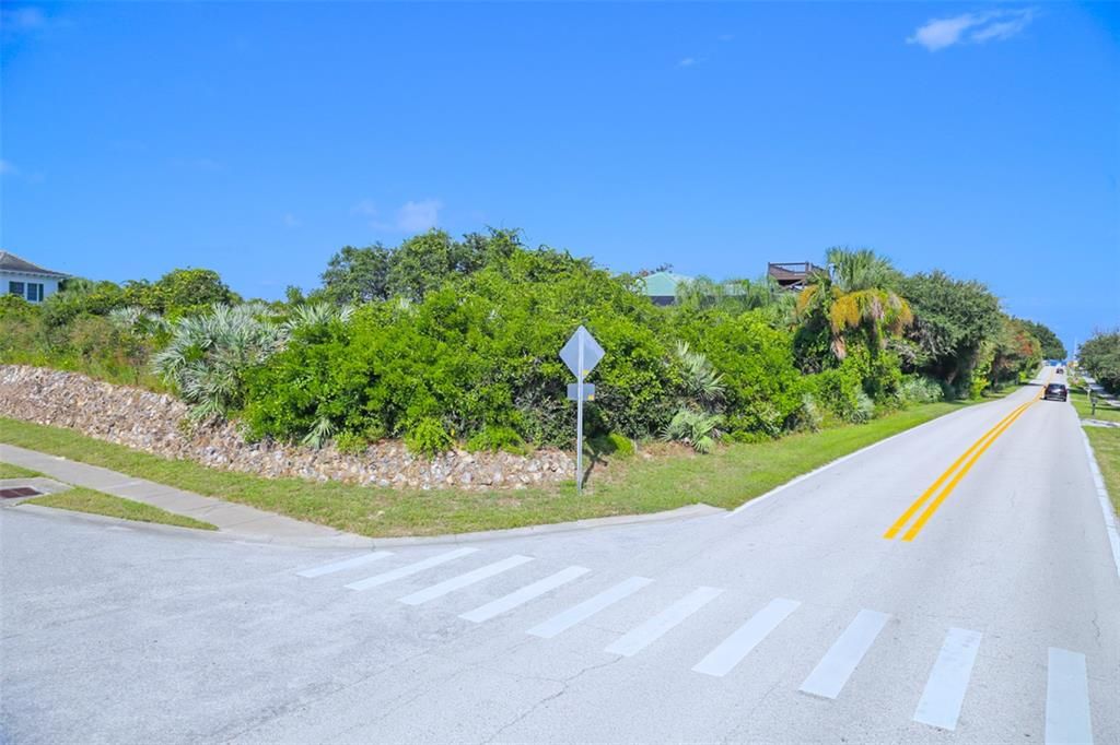 待售: $320,000 (0.24 acres)