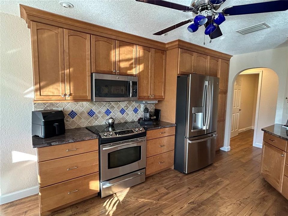 Active With Contract: $419,500 (3 beds, 2 baths, 1779 Square Feet)