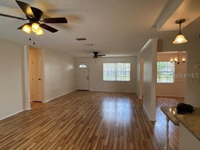 En Venta: $284,000 (3 camas, 2 baños, 1353 Pies cuadrados)