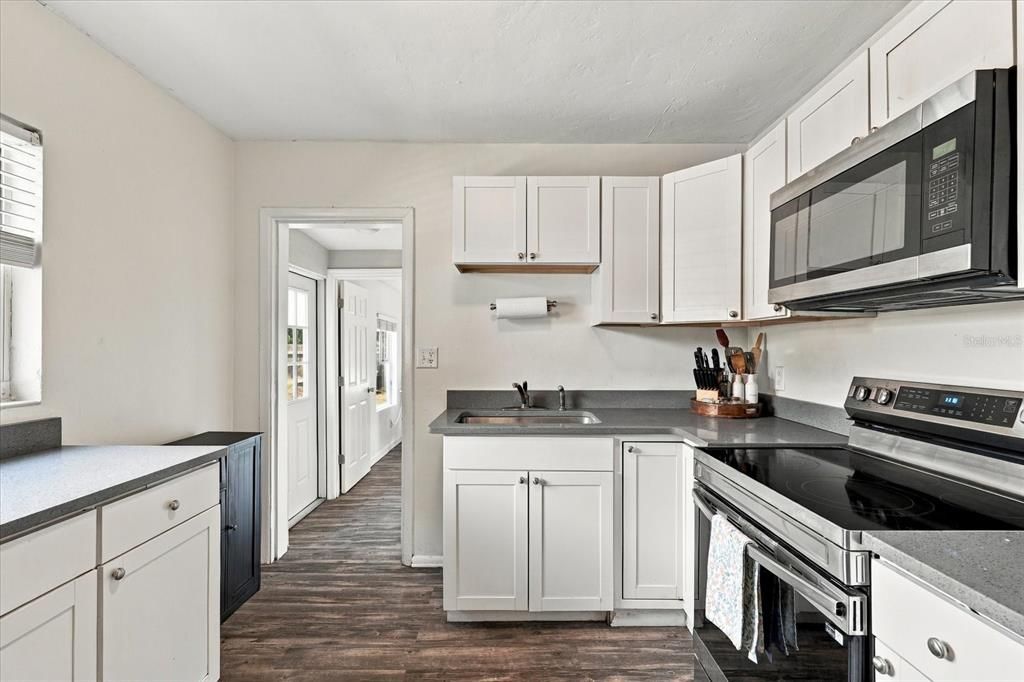 For Sale: $324,900 (3 beds, 1 baths, 987 Square Feet)