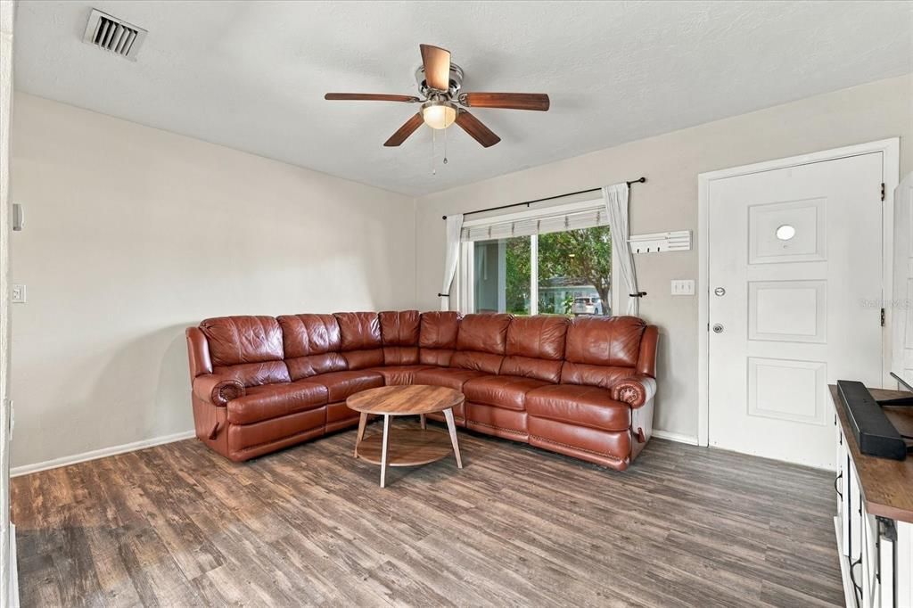 For Sale: $324,900 (3 beds, 1 baths, 987 Square Feet)