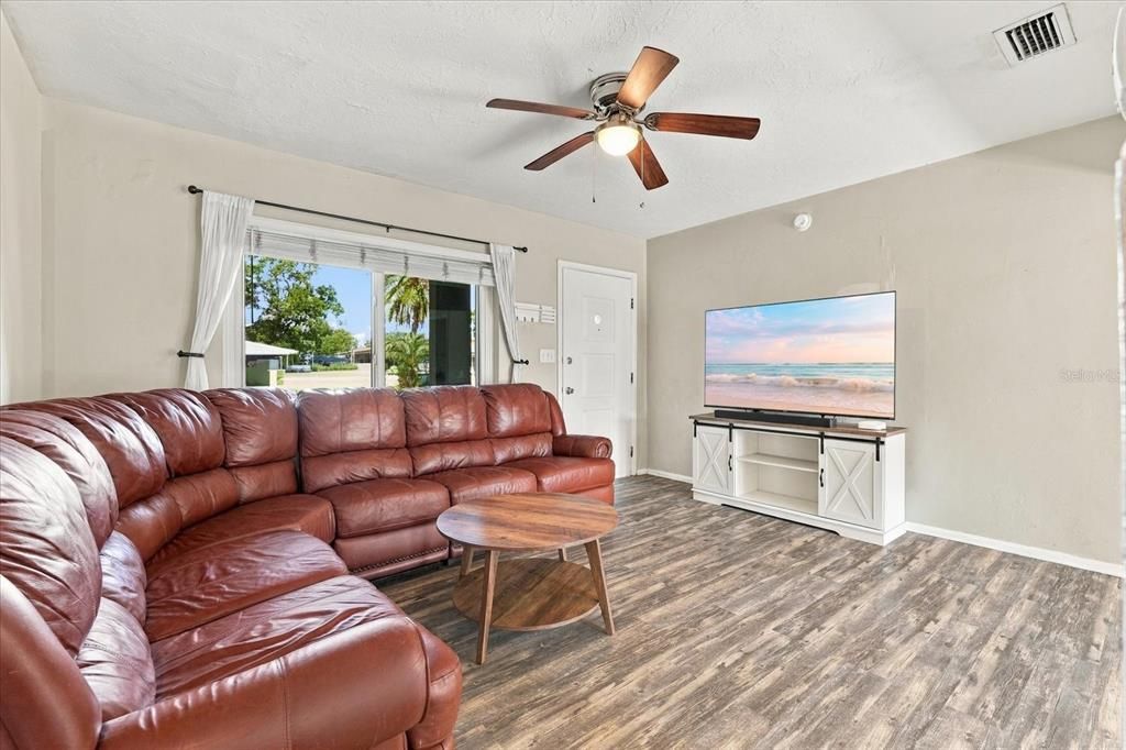 For Sale: $324,900 (3 beds, 1 baths, 987 Square Feet)
