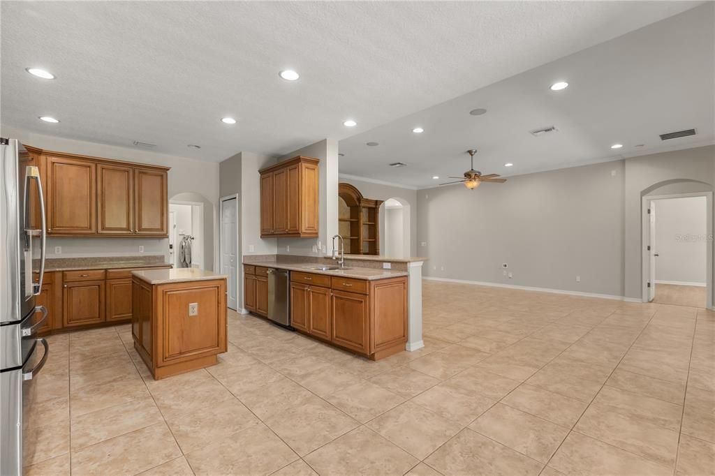 For Sale: $750,000 (4 beds, 3 baths, 2989 Square Feet)