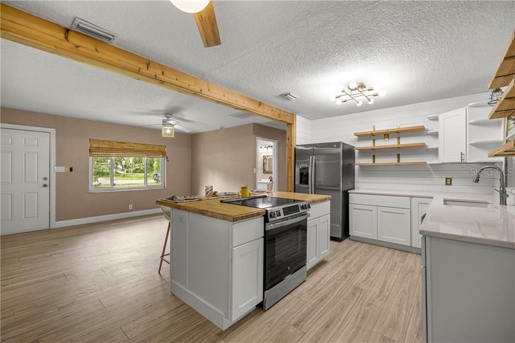 На продажу: $199,900 (3 спален, 2 ванн, 1414 Квадратных фут)
