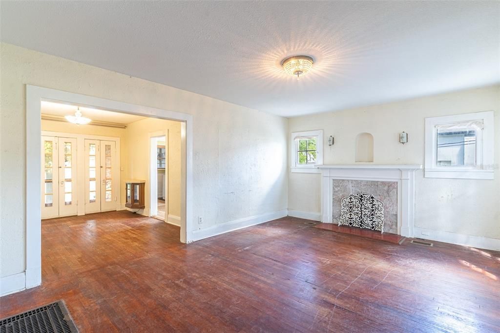 For Sale: $225,000 (2 beds, 1 baths, 1064 Square Feet)