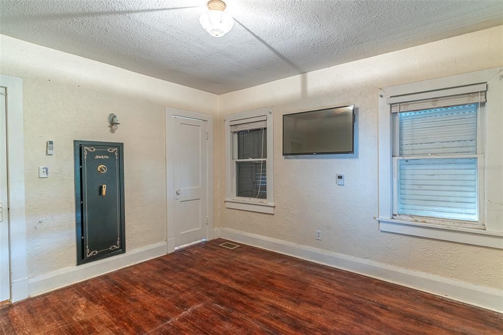 For Sale: $225,000 (2 beds, 1 baths, 1064 Square Feet)