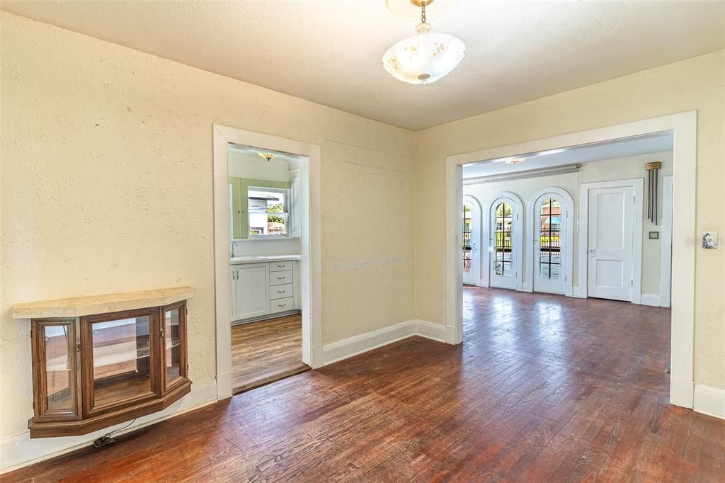 For Sale: $225,000 (2 beds, 1 baths, 1064 Square Feet)