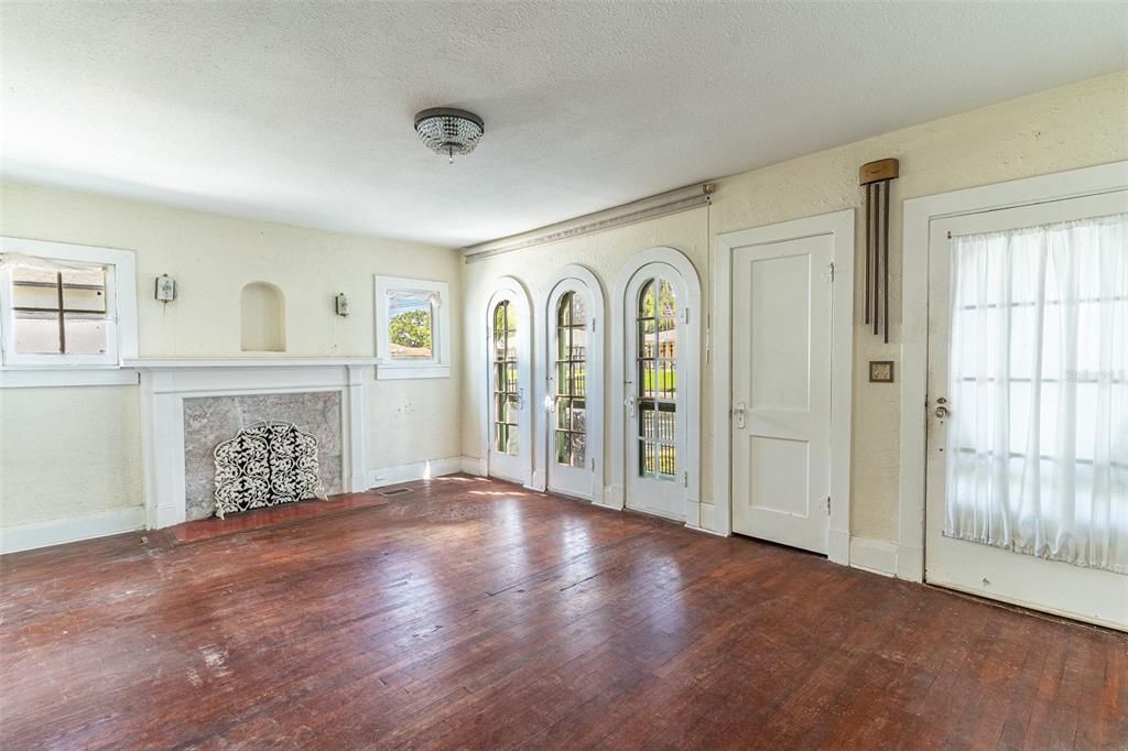 For Sale: $225,000 (2 beds, 1 baths, 1064 Square Feet)