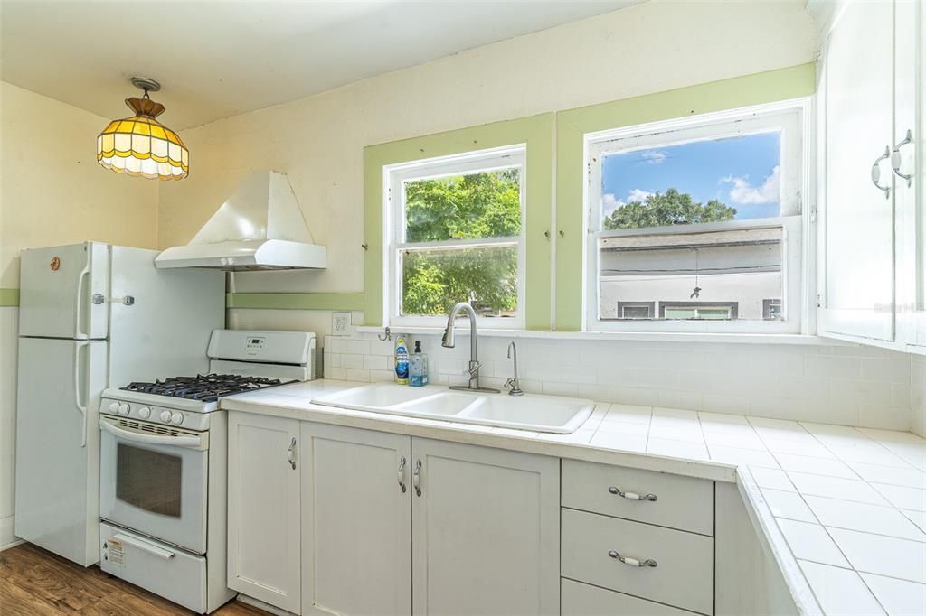 For Sale: $225,000 (2 beds, 1 baths, 1064 Square Feet)