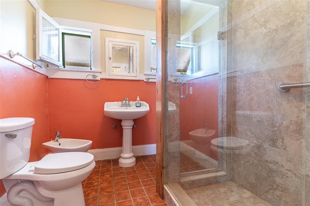 For Sale: $225,000 (2 beds, 1 baths, 1064 Square Feet)