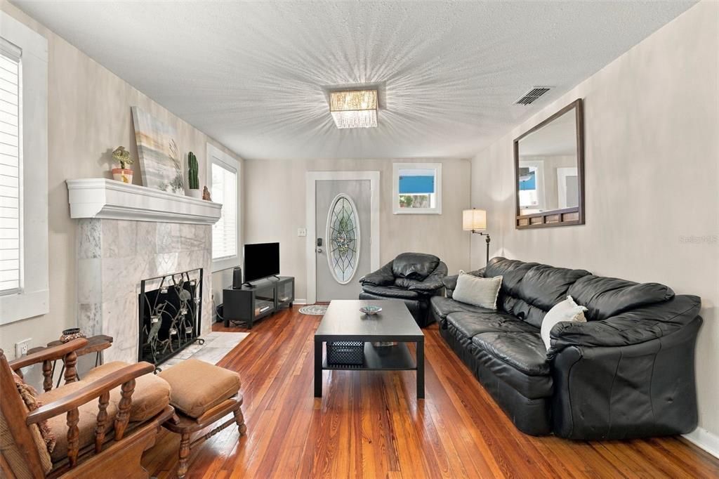 For Sale: $374,900 (3 beds, 1 baths, 1062 Square Feet)