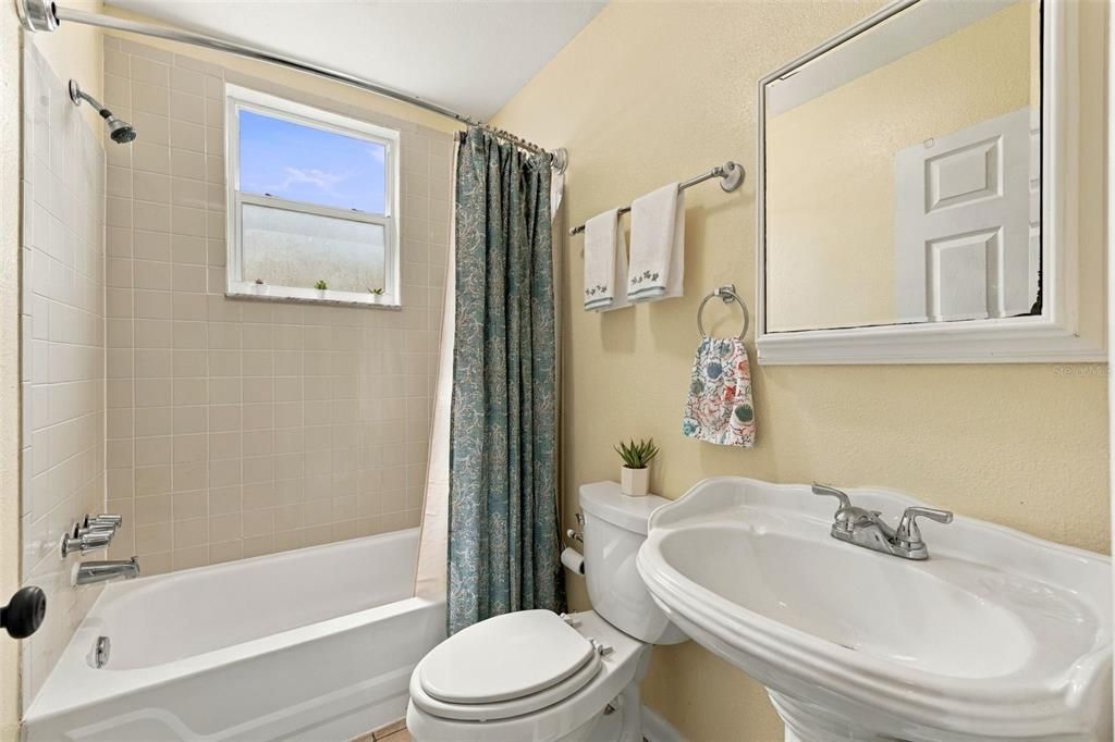 For Sale: $374,900 (3 beds, 1 baths, 1062 Square Feet)
