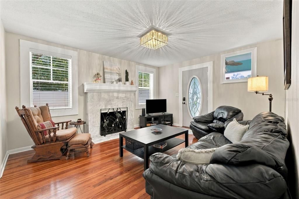 For Sale: $374,900 (3 beds, 1 baths, 1062 Square Feet)