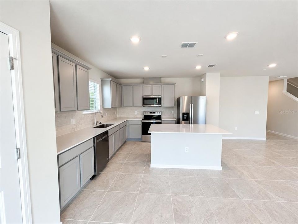 En Venta: $416,000 (4 camas, 3 baños, 2217 Pies cuadrados)
