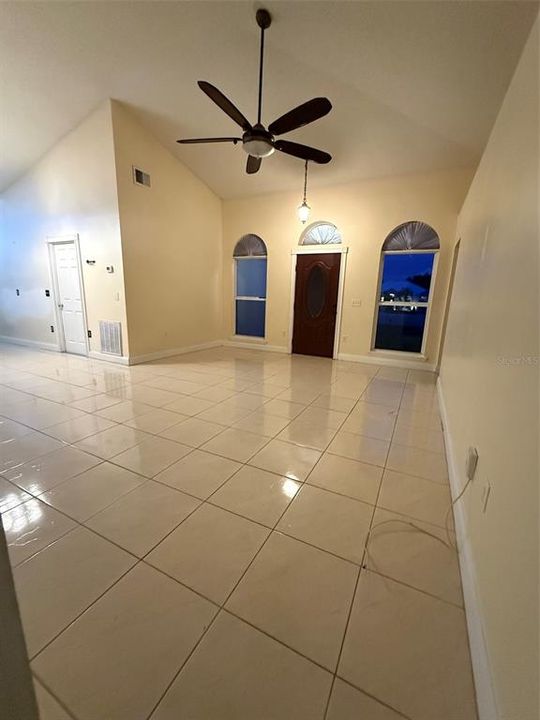 En Venta: $399,900 (4 camas, 2 baños, 1434 Pies cuadrados)