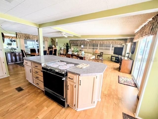 En Venta: $235,000 (2 camas, 2 baños, 894 Pies cuadrados)
