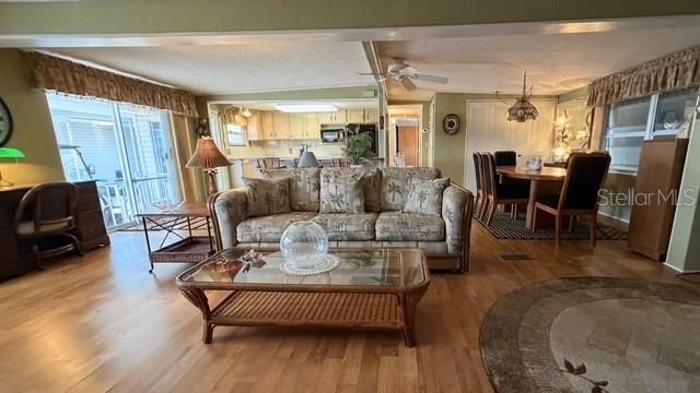 En Venta: $235,000 (2 camas, 2 baños, 894 Pies cuadrados)