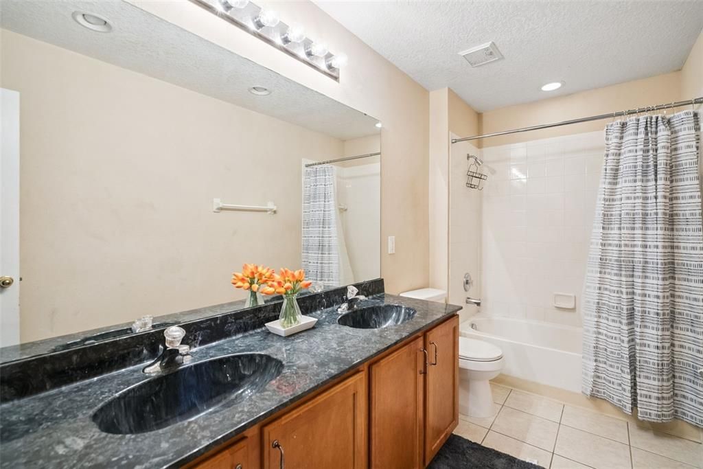 For Sale: $550,000 (5 beds, 3 baths, 4014 Square Feet)