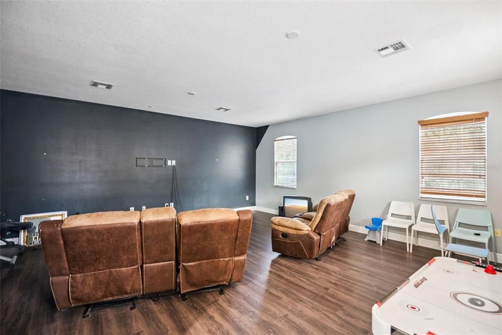 For Sale: $550,000 (5 beds, 3 baths, 4014 Square Feet)