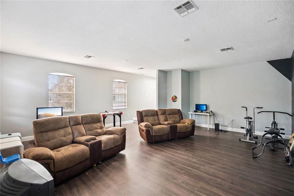For Sale: $550,000 (5 beds, 3 baths, 4014 Square Feet)