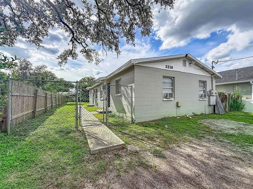 For Rent: $1,600 (2 beds, 1 baths, 648 Square Feet)