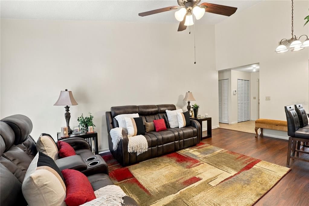 На продажу: $169,900 (2 спален, 2 ванн, 968 Квадратных фут)