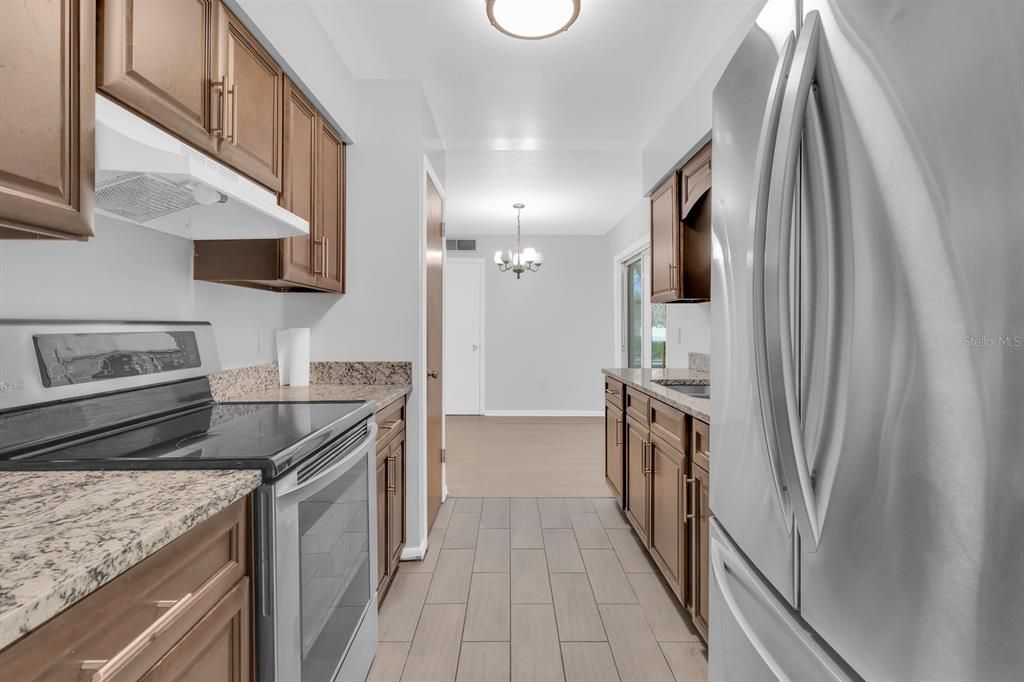 На продажу: $329,900 (3 спален, 2 ванн, 1061 Квадратных фут)