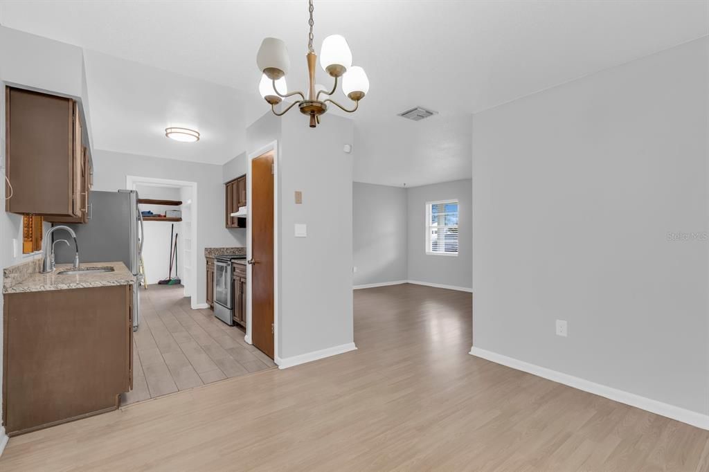 На продажу: $329,900 (3 спален, 2 ванн, 1061 Квадратных фут)