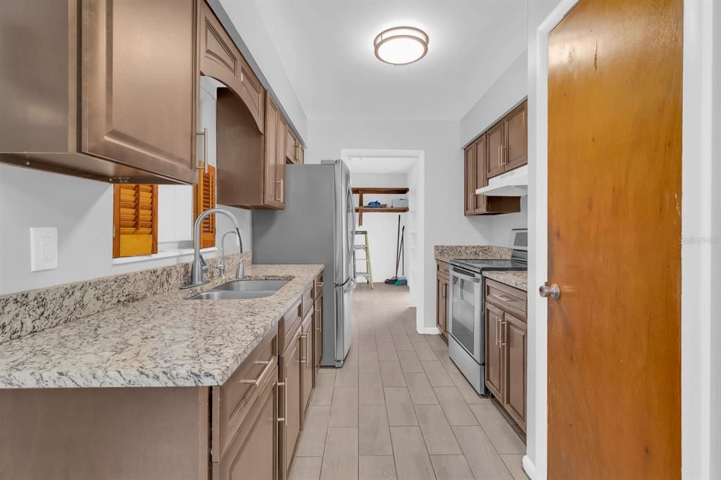 На продажу: $329,900 (3 спален, 2 ванн, 1061 Квадратных фут)