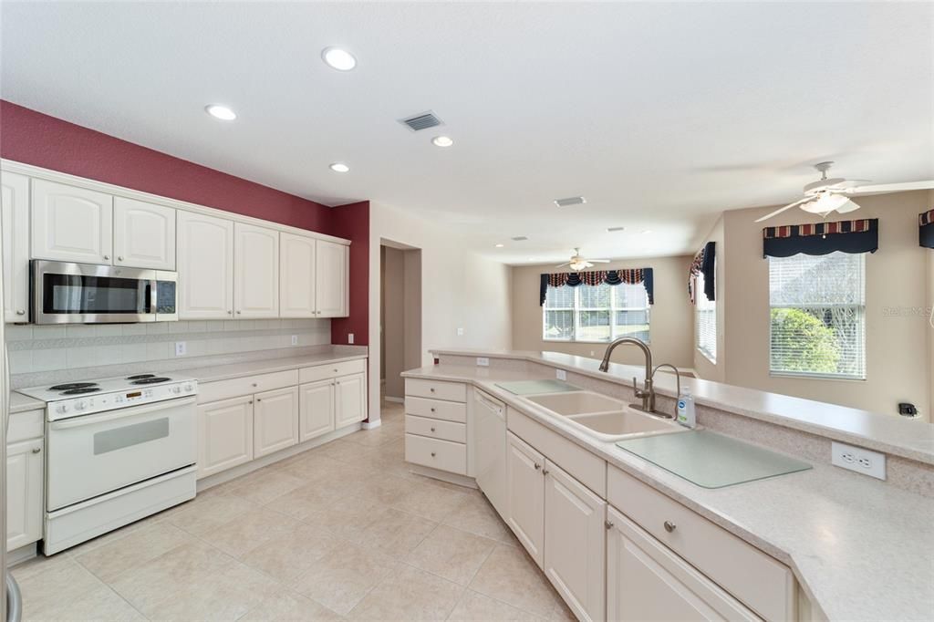 For Sale: $399,900 (3 beds, 2 baths, 2413 Square Feet)