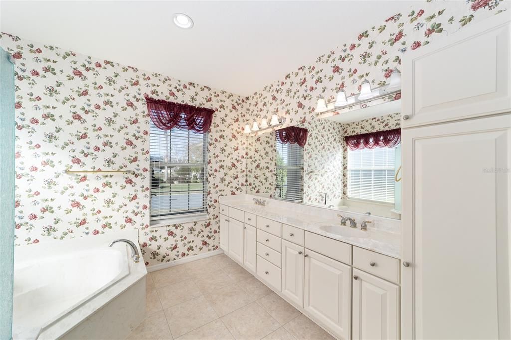 For Sale: $399,900 (3 beds, 2 baths, 2413 Square Feet)